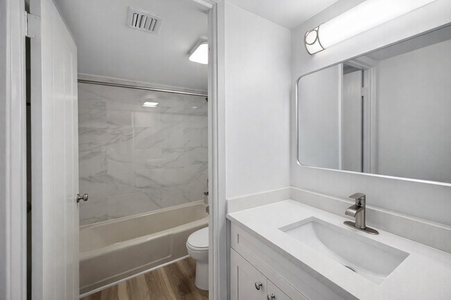 Building Photo - 210 Fountainview Ln