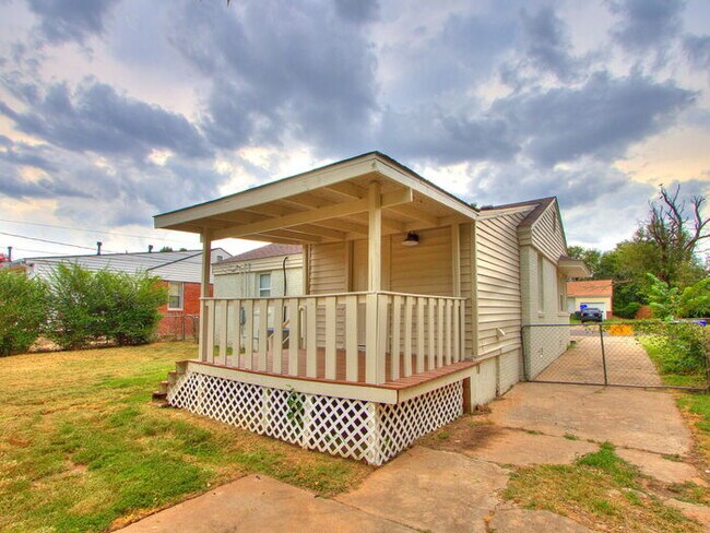 Building Photo - 411 E Showalter Dr
