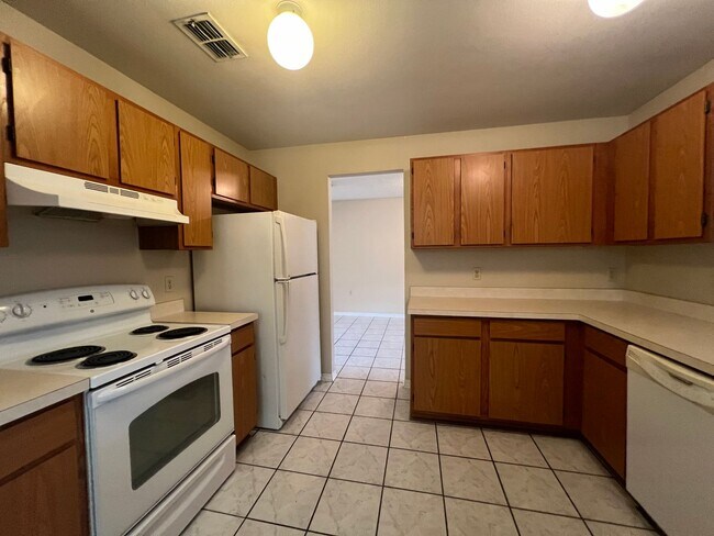 Building Photo - SPACIOUS 3 Bedroom, 2 Bathroom Ekana Point...