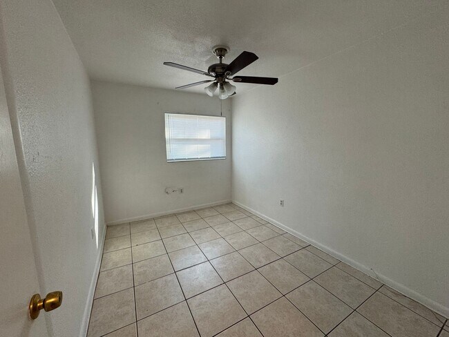 Building Photo - Charming Home with Fenced Back Yard