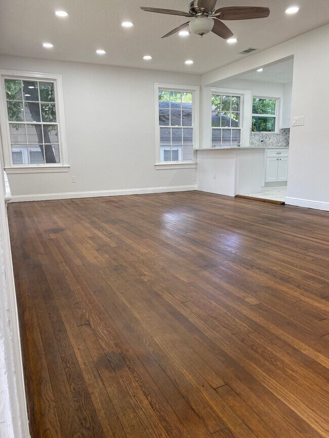 Building Photo - UT PRE LEASE: Charming 3 bed / 2 bath Hous...