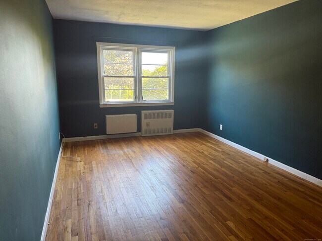 Building Photo - 242 Glenbrook Rd
