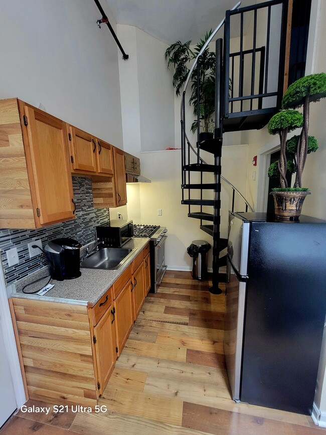 Building Photo - 317 W Fayette St