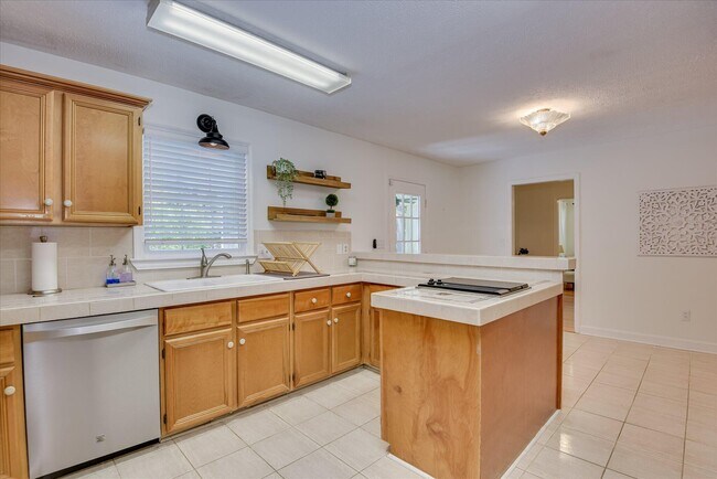 Building Photo - 869 Hickory Ridge Rd