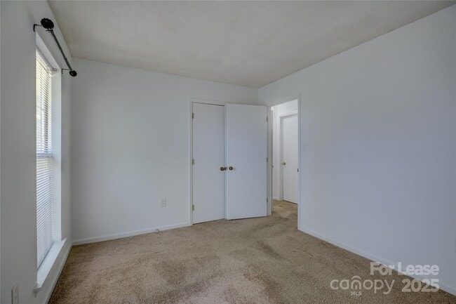 Building Photo - 405 N Summit Ave