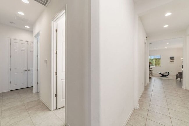 Building Photo - Beautiful home in Gated Dove Mountain Comm...