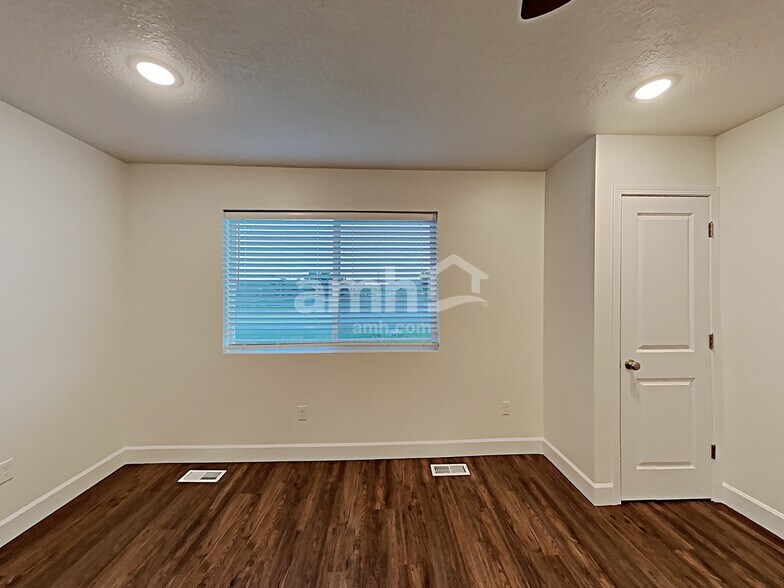 Building Photo - 1273 E White St