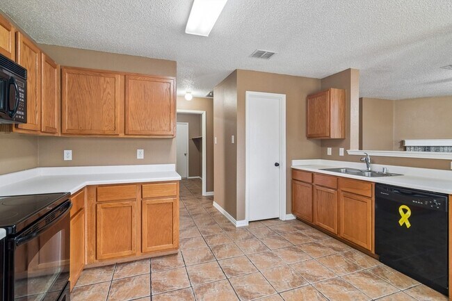 Building Photo - 2232 Chestnut Dr