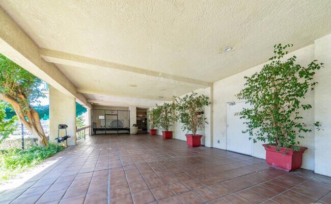 Building Photo - 5460 White Oak Ave