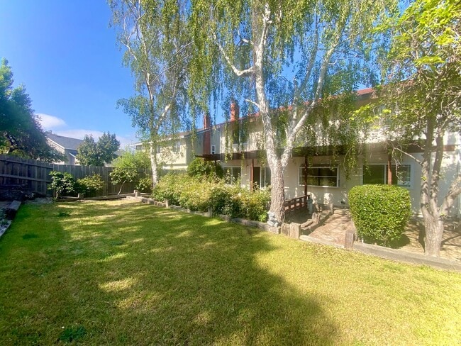 Building Photo - Large 5-bedroom 3-bathroom Home in Union C...