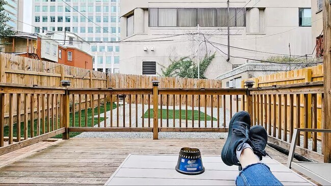 Building Photo - Townhome on Lawyer's Row