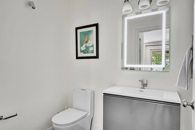 Building Photo - 3354 Greenview Terrace W