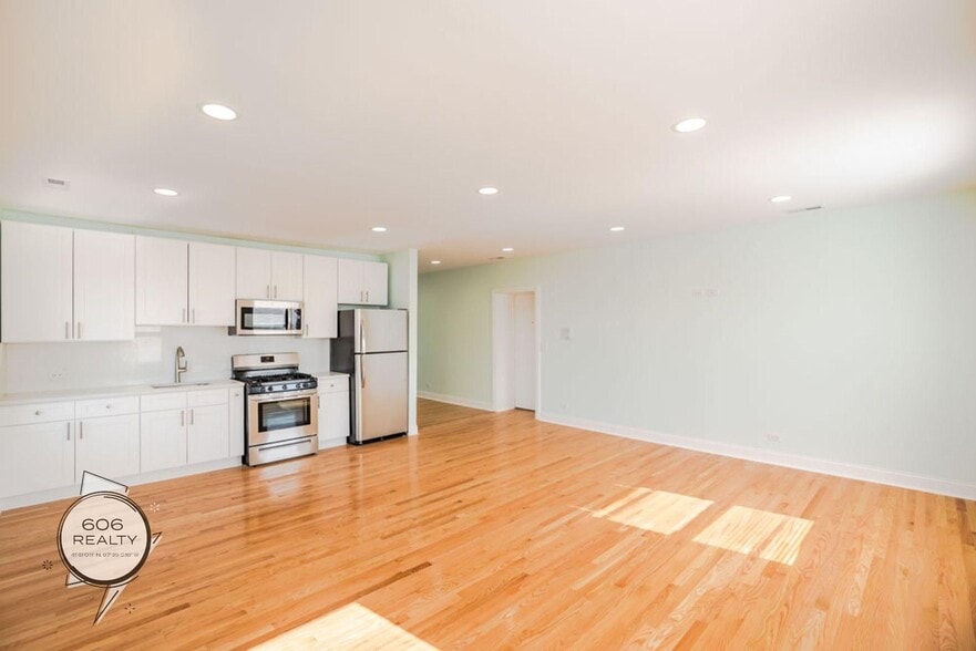 Building Photo - 4456 W Diversey Ave