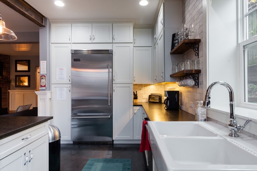 Building Photo - 337 NE 54th St