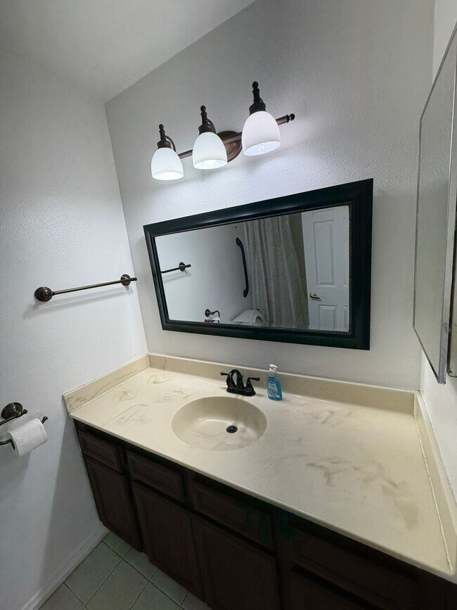 Building Photo - Wow Check out this 3 BD 2 BA SW Charmer near White Ln & Akers Road