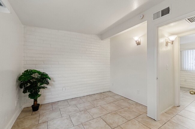 Building Photo - Centrally located 1 bedroom, 1 bath with bonus Den in a duplex, SW side of Swan & Grant.