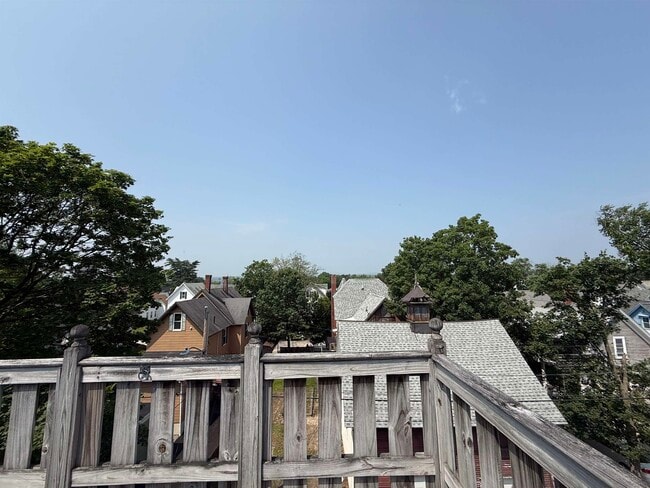 Building Photo - 664 Maple St