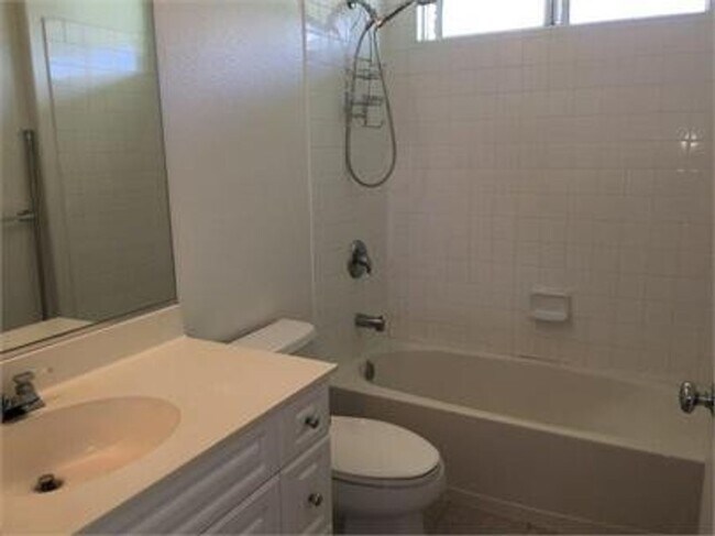 Building Photo - Beautiful 2 bed/2 bath Condo at Viewpointe...