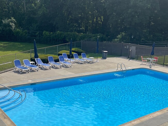 Building Photo - 2 Bedroom, 1.5 bathroom 2nd Level Condo