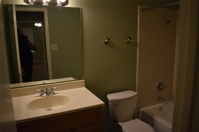 Building Photo - 9700 Leawood Blvd