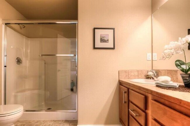 Building Photo - 926 NE Oakmont Loop