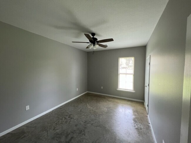 Building Photo - 2 Bedroom 2 bath Duplex for lease