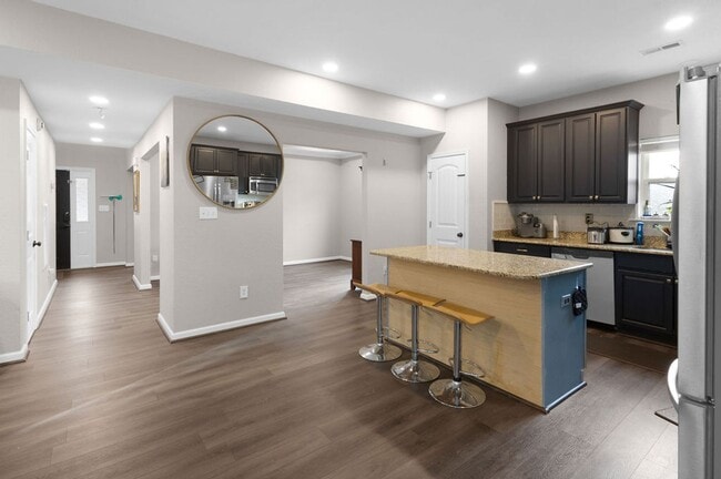 Building Photo - 4 Bed 2.5 Bath