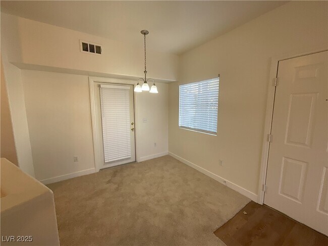 Building Photo - 3400 Cabana Dr