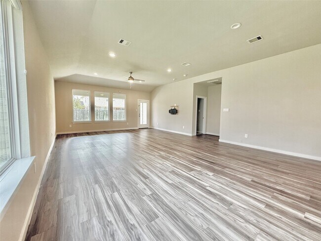 Building Photo - 14273 Lake Lodge Dr