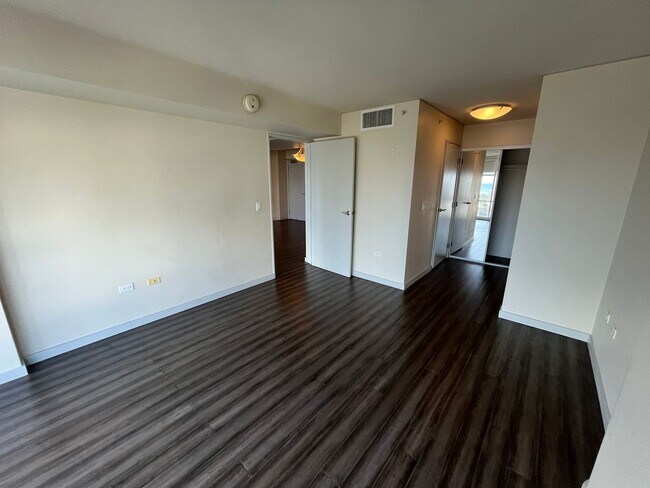 Building Photo - Moana Pacific (Honolulu/Ala Moana) 2 bedroom + den with central AC and 2 covered parking