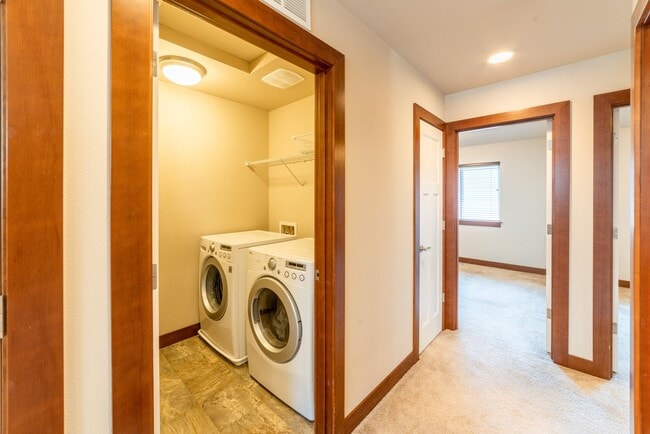 Building Photo - Large and Luxurious 2013 Built Home!