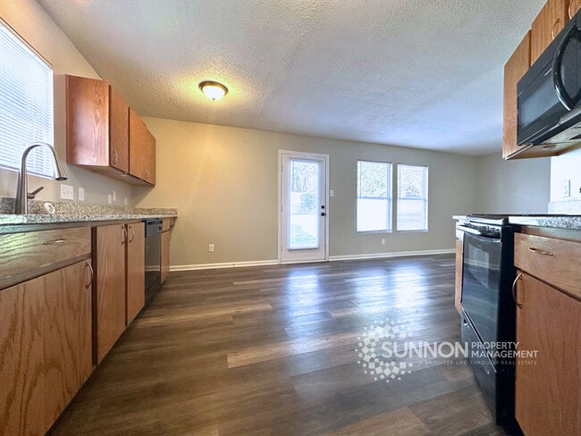 Building Photo - Charming 3 Bedroom 2.5 Bathroom in Meadow Hill