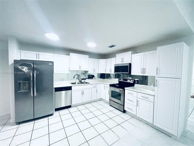 Building Photo - 5500 SW 142nd Pl