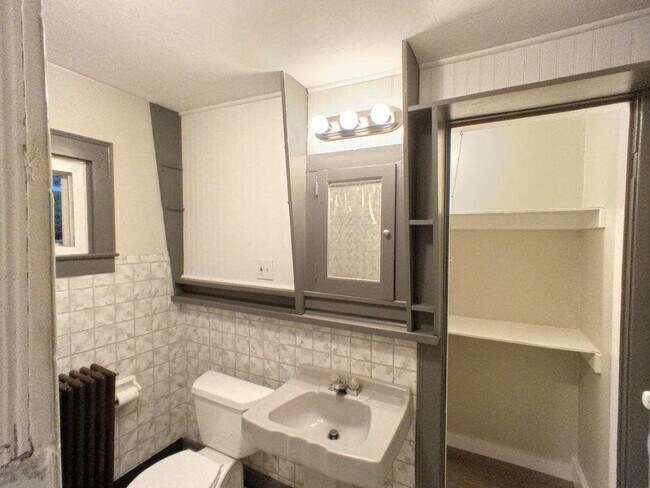 Building Photo - 209 3rd St