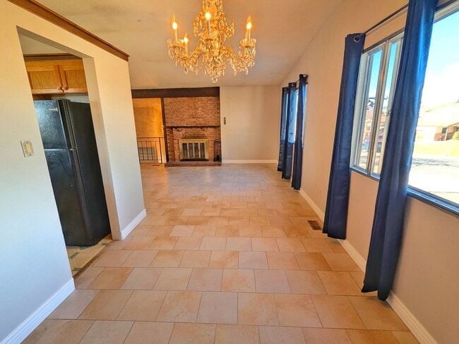 Building Photo - 5 Bedroom Three Bath, Great Location