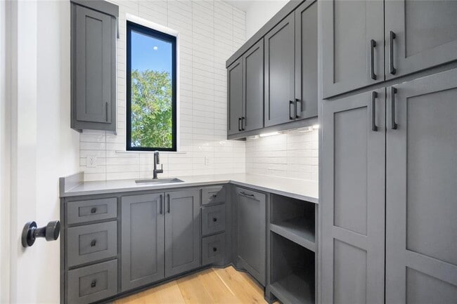 Building Photo - 2905 Westhill Dr