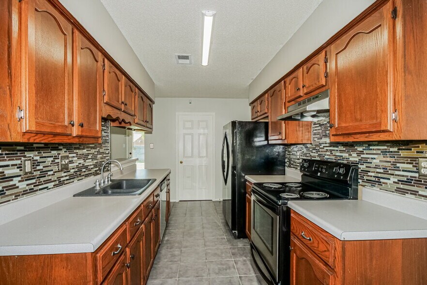 Building Photo - 6935 Amanda Dr N