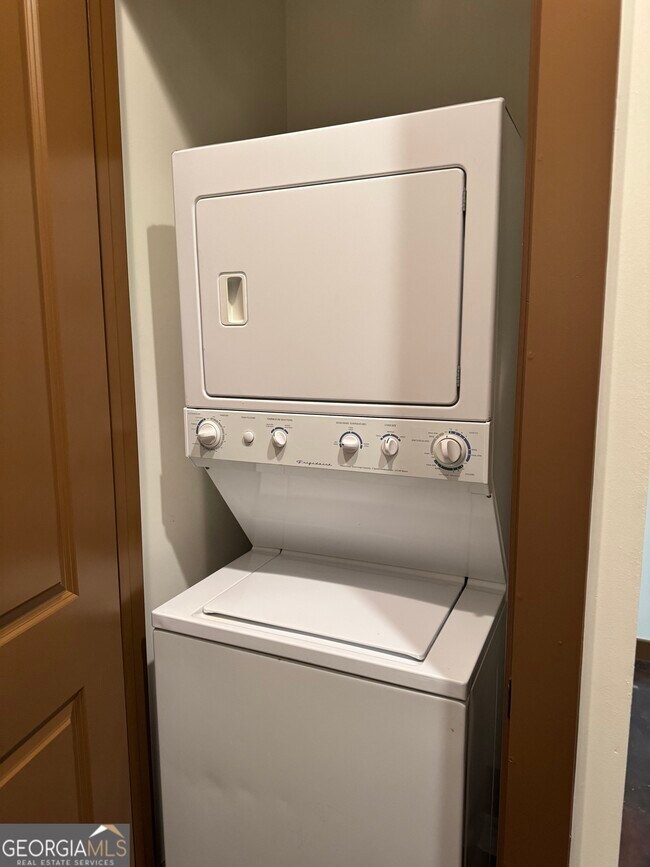 Building Photo - 250 Martha Dr