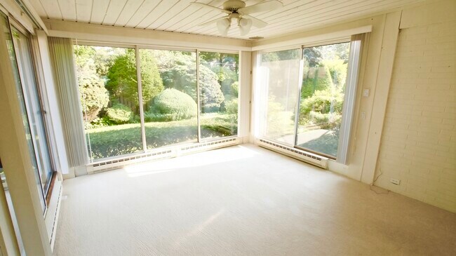 Building Photo - 460 Highcrest Dr