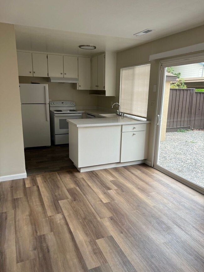 Building Photo - Beautiful 3Bd/1.5Ba Townhouse in a Highly Desirable Hayward Neighborhood!