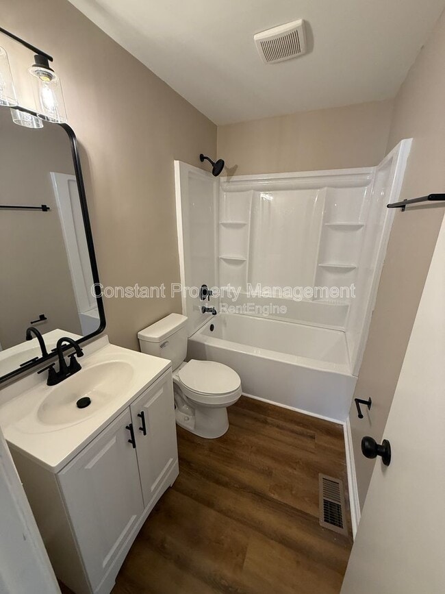 Building Photo - 3469 Kingsbury Dr