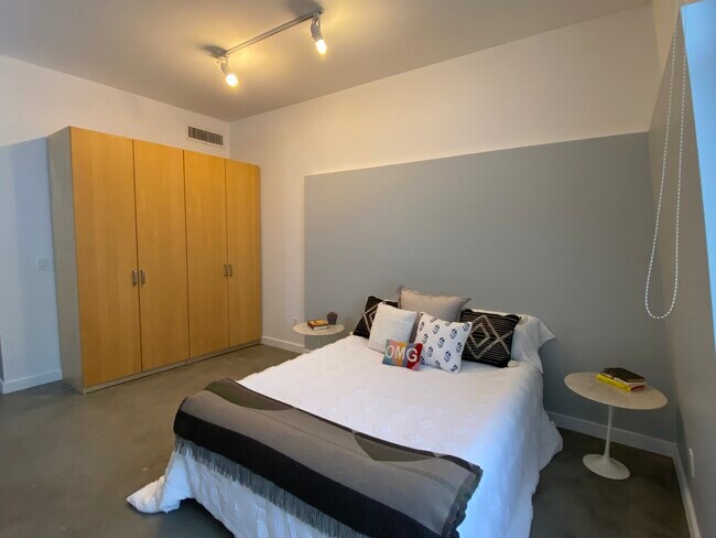 Building Photo - 615 Hampton Dr