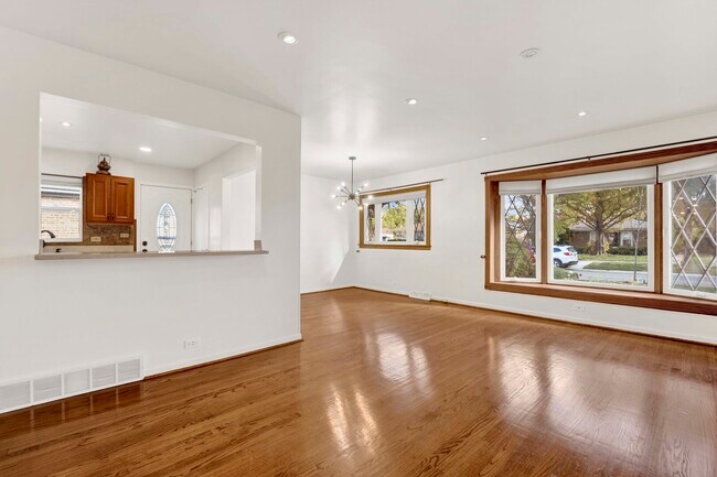 Building Photo - 9410 Lawler Ave