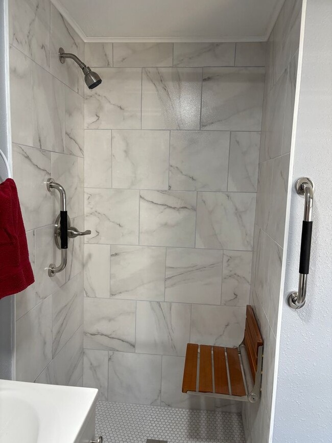 Building Photo - 2 bedroom 2 bath fully remodeled mobile home for rent in 55+ community in south Tampa