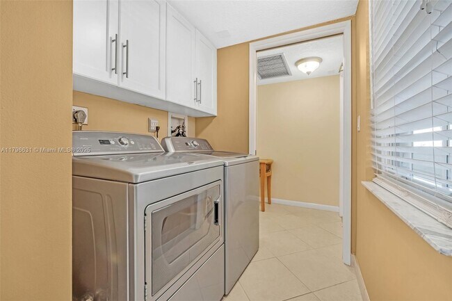 Building Photo - 933 Cypress Grove Dr