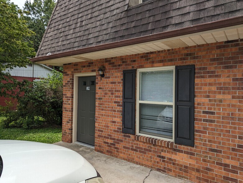 Primary Photo - 112 Victor Reiter Pky