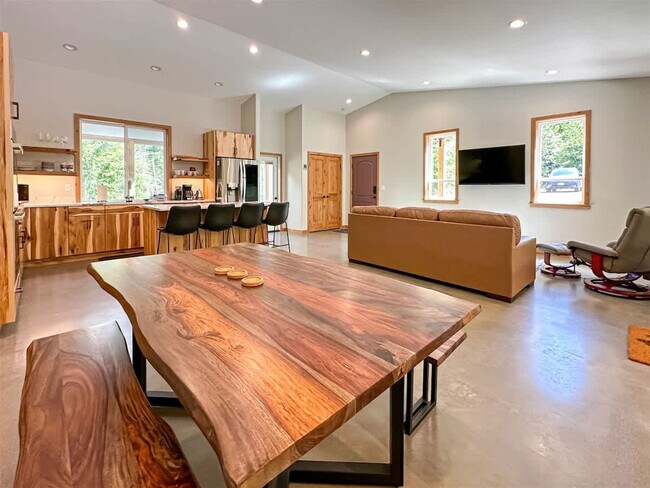 Building Photo - 1196 Place Rd