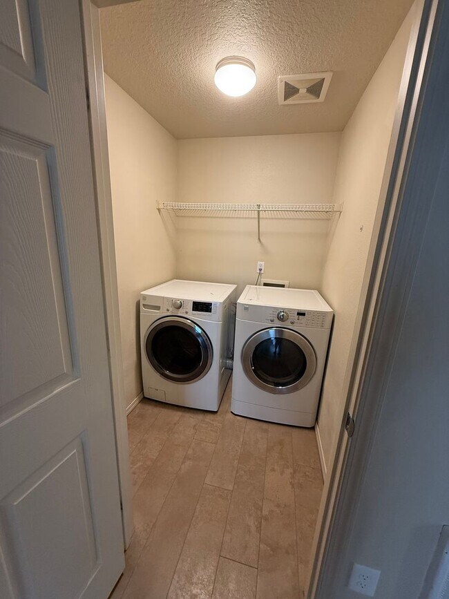 Building Photo - 3 Bedroom/2.5 Bath Home in the Carter Park...