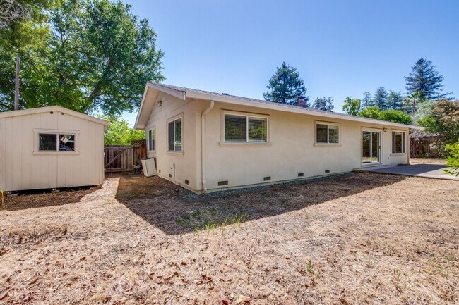 Building Photo - Spacious Home l Massive 12,525 Sq Ft Lot l...
