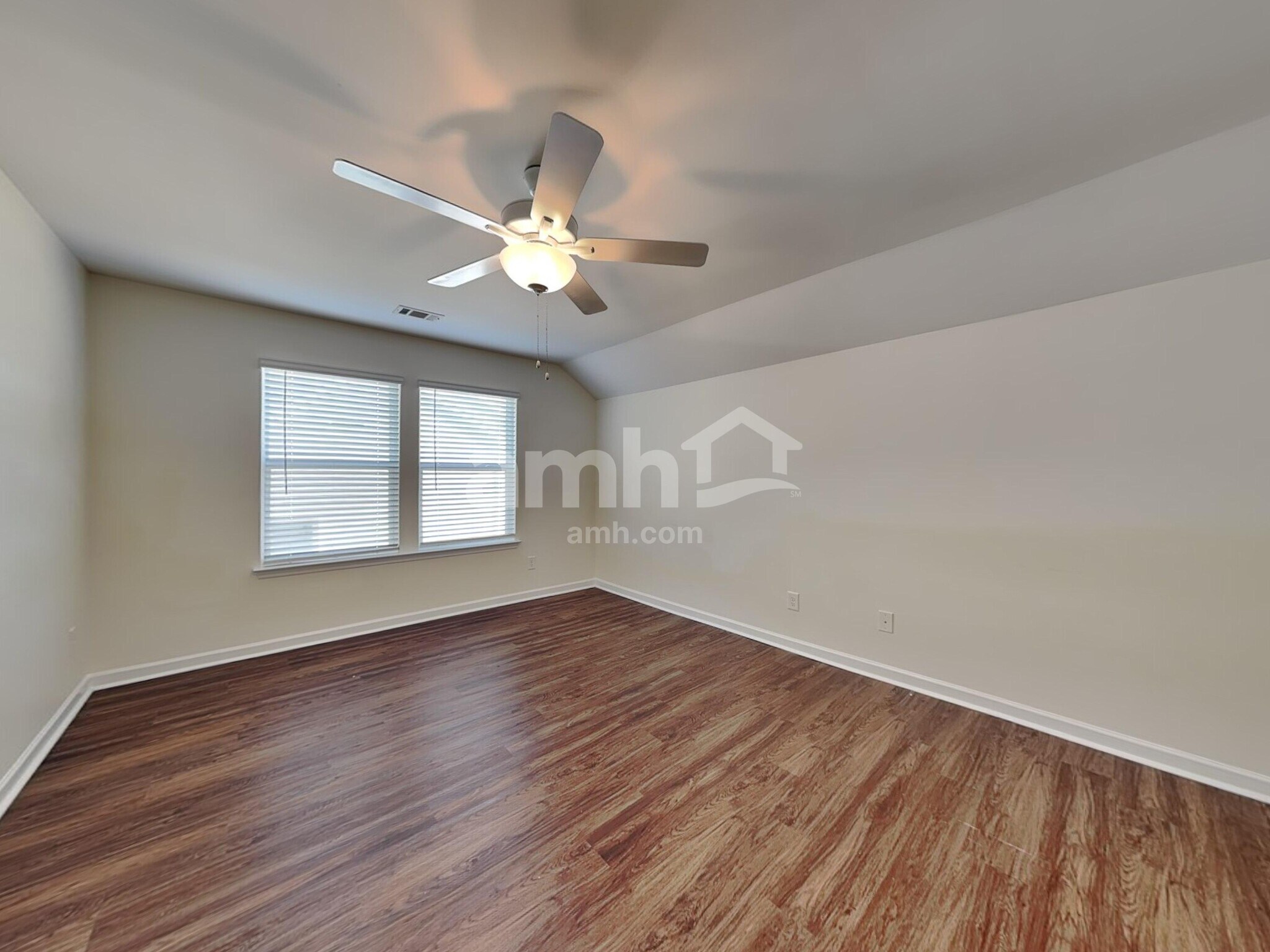 Building Photo - 553 Camp dr